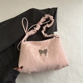 Schicke hellrosa Unterarmtasche aus Faltenleder mit silberner Schmetterlingsschnalle - Rosa