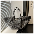 Makroaufnahme der Leoparden-Einkaufstasche mit goldener Schnalle und Textur-Finish - Schwarz