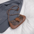 Sac à bandoulière léopard tendance avec bordure en cuir marron et boucle éclair chic - Marron Foncé