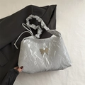Sac cabas argenté métallisé avec texture froissée, fermoir papillon et anse froncée - Argent