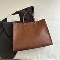 Grand sac cabas marron embossé crocodile avec poignées sur fond de costume gris - Marron
