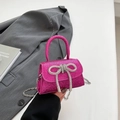 Borsa a mano con paillettes magenta, fiocco di strass e tracolla a catena - Rosa Rossa