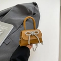 Mini borsa a tracolla caramello con fiocco di strass argentati e catena sottile - Marrone