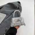 Petit sac à main argenté à paillettes avec nœud en strass et bandoulière en chaîne - Argent (Style Pailleté)