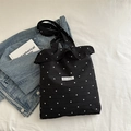 Schwarze Mesh-Tasche mit Blumenmustern und Rüschenkanten, auf einer Jeansjacke - Schwarz