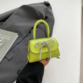 Mini sac bandoulière jaune fluo avec nœud en strass argentés et chaîne en métal - Vert