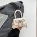 Mini sac à main blanc crème avec nœud en strass et chaîne argentée au style élégant - Blanc (Style Lisse)