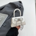 Mini sac blanc en PU pailleté avec grand nœud en strass et bandoulière chaîne - Blanc (Style Pailleté)