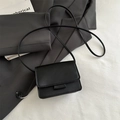 Elegante borsa a tracolla nera per bambine con finitura opaca e chiusura a patta - Nero