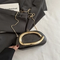 Elegante halfronde zwarte clutch met gouden C-gesp en een dunne metalen schakelketting - Zwart