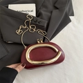 Elegante bordeauxrode avondtas met gouden C-gesp en metalen slangvormige ketting - Rood