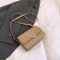 Bolso bandolera minimalista en cuero mate camello con hebilla metálica ovalada - Caqui