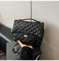Schwarze gesteppte Ledertasche mit goldenem Drehverschluss und Rautenmuster - Schwarz ohne Anhänger