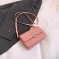 Bolso de hombro minimalista de cuero PU rosa con hebilla plateada y correa delgada - Rosa