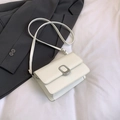 Bolso bandolera blanco minimalista con hebilla plateada y correa para el hombro - Blanco