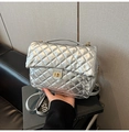 Schicke silberne Stepptasche mit goldenem Schloss und verstellbarem Schultergurt - Silber Ohne Anhänger