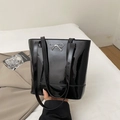Borsa tote in pelle verniciata nera con fiocco in metallo argento e doppi spallacci - Pelle Verniciata Lucida / Nero