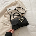 Elegante borsa nera a mano con patta glitterata e fibbia dorata a forma di D - Nero