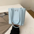 Grande borsa tote azzurra con fiocco in metallo argento e spalline lunghe in pelle - Blu Chiaro Grana Liscia / Blu