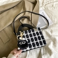 Klassische schwarz-weiße karierte Tweed-Handtasche mit Plüsch-Anhänger und Goldteilen - Mit Anhänger (Soot Sprite) / Schwarz