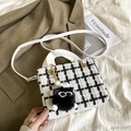 Handtasche mit schwarz-weißem Karomuster, weißen Henkeln und Plüschmonster-Anhänger - Mit Anhänger (Soot Sprite) / Weiß