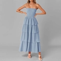 Detail van lichtblauwe strapless jurk met een gelaagde rok en gesmockt lijfje - S / Hemelsblauw