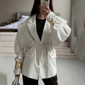 Blazer blanc élégant avec ceinture à nouer, revers en pointe et coupe moderne pour femme - S / Blanc