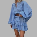 Elegante vestido azul claro con mangas abullonadas, volantes y cinturón marrón retro - XL / Azul