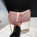 Borsa a spalla rosa con logo goffrato, fibbia a M dorata e tracolla a catena metallica - Rosa