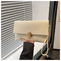 Dettaglio della pochette beige testurizzata con fibbia dorata e cinturino da polso - Bianco