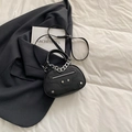 Sac noir élégant effet crocodile avec rivets argentés et détail de chaîne métallique - Noir