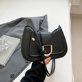 Bolso de hombro media luna negro minimalista con hebilla en U dorada y pespuntes - Negro