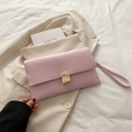 Borsa a tracolla rosa in ecopelle con trama orizzontale e fibbia dorata geometrica - Rosa