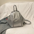 Mochila plateada metálica con diseño geométrico 3D y correas ajustables suaves - Plateado