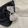 Mini sac coquillage blanc effet crocodile avec chaîne argentée et bandoulière - Blanc