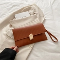 Pochette a busta marrone in pelle PU goffrata con chiusura geometrica dorata - Marrone