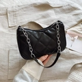 Elegante zwarte gewatteerde tas met zilveren ketting en een minimalistisch design - Zwart