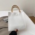 Minimalistische weiße Tragetasche mit hellbraunen Griffen für einen eleganten Look - Weiß