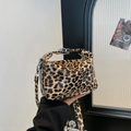 Borsa tote leopardata con finitura lucida e tracolla staccabile per uno stile moderno - Leopardo Marrone