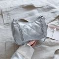 Zilveren schoudertas met ruitpatroon, metallic afwerking en dikke metalen ketting - Zilver