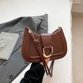 Bolso media luna marrón oscuro minimalista con hebilla dorada y correa de hombro con nudo - Marrón