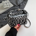 Borsa tote leopardata bianca e nera alla moda con chiusura in metallo e tracolla - Nero