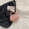 Sac bandoulière rose effet croco avec poignée chaîne argentée et détails de rivets - Rose