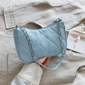Hellblaue gesteppte Schultertasche mit Silberkette und Kunstleder-Oberfläche - Blau