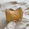 Gele gewatteerde schoudertas met zilveren ketting en een verfijnde PU-leren afwerking - Khaki
