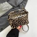 Borsa tote leopardata lucida con fibbia argento e dettagli del manico in metallo - Marrone