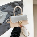 Kleine crèmekleurige lederen crossbodytas met lovertjesflap en goudkleurig slot - Wit