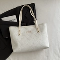 Sac fourre-tout blanc chic à texture tissée et rivets dorés pour un usage quotidien - Blanc