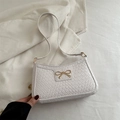 Borsa a spalla bianca intrecciata con fibbia a fiocco dorata e stile moderno - Bianco