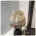 Détail du sac seau en soie blanche avec dentelle florale 3D et chaîne de perles - Blanc